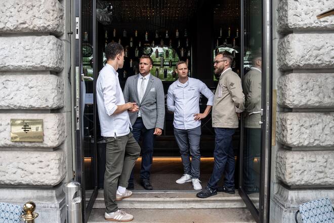 27.08.2023; Zürich: Kitchen Party in der Bar am Wasser mit Patrick Mahler. Sous-Chef Raùl Garcia, Inhaber Dirk Hany, Patrick Mahler und Bar-Chef Luca Huber besprechen die letzten Details vor dem Event. © Valeriano Di Domenico