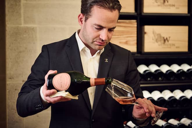 Loris Lenzo im Weinkeller des Hotel Einstein mit Laurent Perrier Rose Champagner