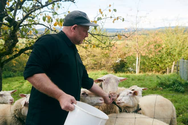 Rosa Pulver kocht auf dem Bungerthof, Berg am Irchel, ZH, Daniel Buersch