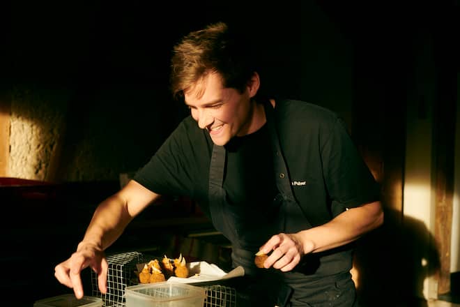 Rosa Pulver kocht auf dem Bungerthof, Berg am Irchel, ZH, Michael Dober