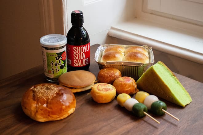 Titelbild: Verchiedene Backwaren, Basler Sojasauce und Reisgewürz. 20.10.23. Sydney Karolewski