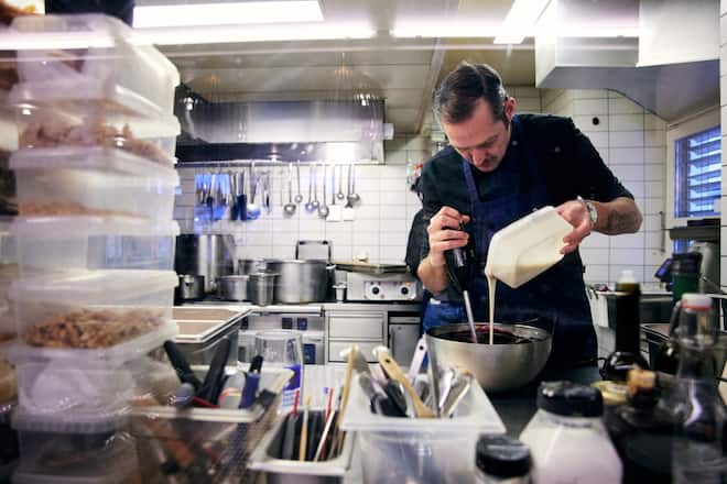 «Säuli-Tag» im «Hopfenkranz»: Moritz Stiefel arbeitet im Vordeld stundenlang für sein eindrückliches Metzgete-Menü.