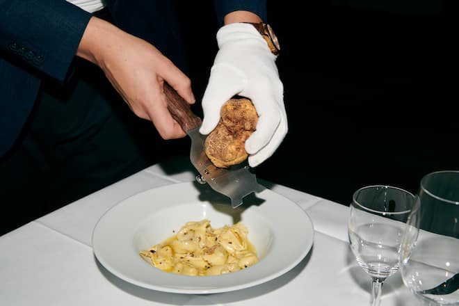 GMC: Restauarnt Verdi, Bern. Gastgeberin: Lorina Schmid, Koch: Luca Mazzeo. Gericht: Cappellacci con ripieno di ricotta, tartufo bianco