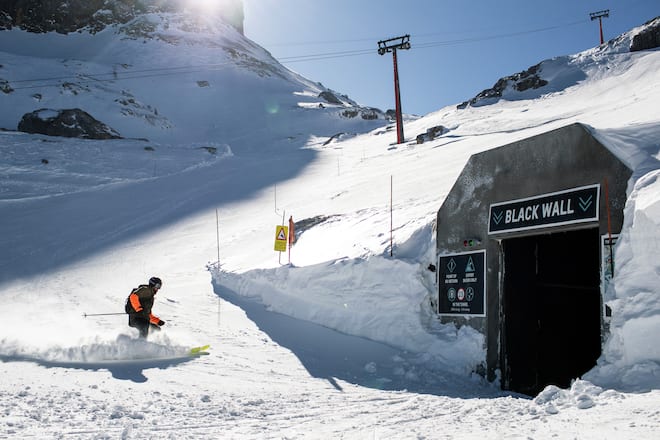 ie im Winter 2022-23 eröffnete schwarze Piste "Black Wall" von der Cabane des Diablerets zum Col du Pillon begeistert die Skifahrer auf Glacier 3000. Der Sektor Pierres Pointes ist mit der Eröffnung einer schwarzen Piste "black Wall" wieder für Skifahrer zugänglich. Ein Tunnel durch den Rocher Jaune ermöglicht die Verbindung zwischen dem Gipfel des Scex Rouge und dem Col du Pillon über Red Run, Martisberg und diese neue Piste.
