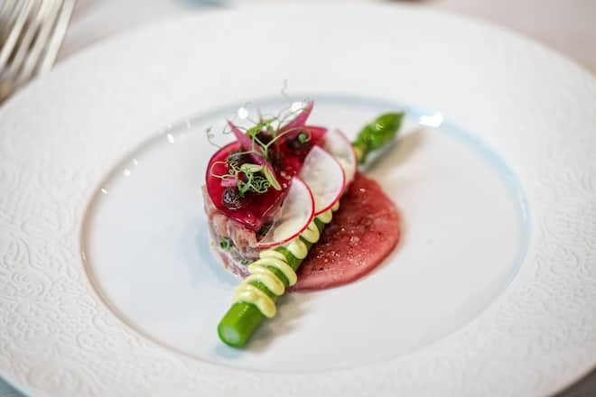 Duo vom Kalb und Thunfisch - Kalbsfilet, Yello fin Thunfisch, Spargel, Radieschen, Zwibelgelée