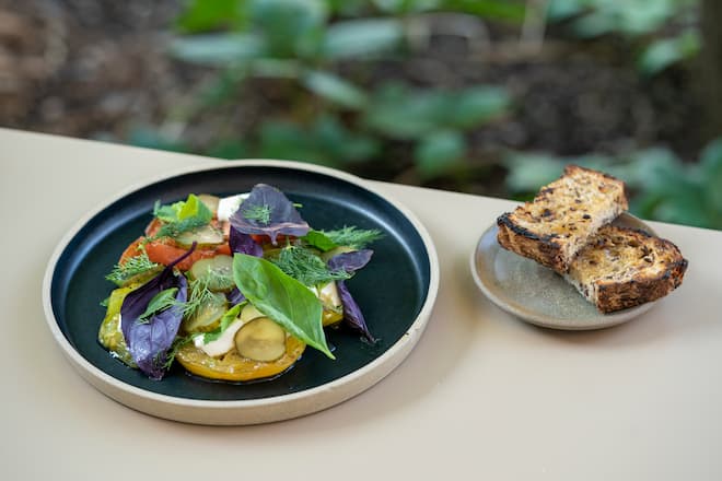 Restaurant Silex , George Tomlin , Zürich, kocht mit Big GreenEgg, Grilled Vegetables mit selbsthergestelltem Frischkäse