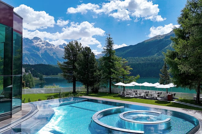 Die Attraktion! Riesenpool (200 Quadratmeter), riesiger Whirlpool, Gartenrestaurant mit Traumsicht.