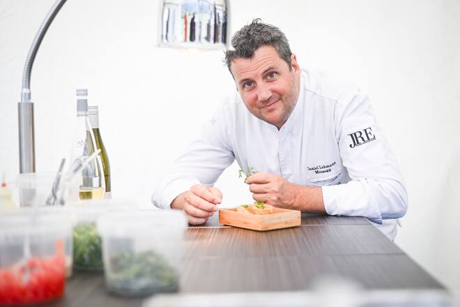 Portrait de Daniel Lehmann, chef qui présente une omble (allemand) Waldpilze, gebeiztes Eigelb, brügglu Saibling, tomate, Ravioli, Shiitake, et Dashi..Lors dâun reportage autour du Golf & Gastronomie au Golf Club de Leuk; réalisé pour le Gault&Millau.©louisDasselborne