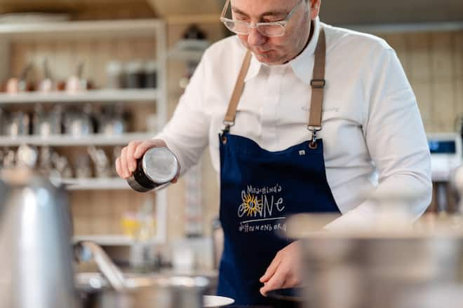 Küchenchef Kurt Moesching, Laurent-Perrier, Kurt Moesching, Restaurant Sonne Scheunenberg, Wengi bei Büren, BE, 11. Dezember 2024. Copyright: Roy Matter