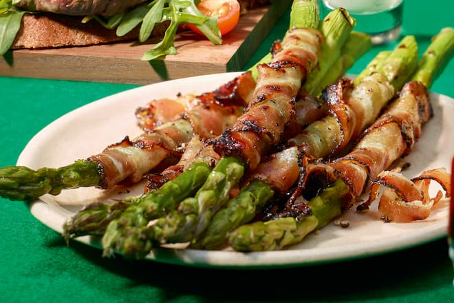Grüner Spargel mit grilliertem Bauernspeck & Zitronenmayonnaise