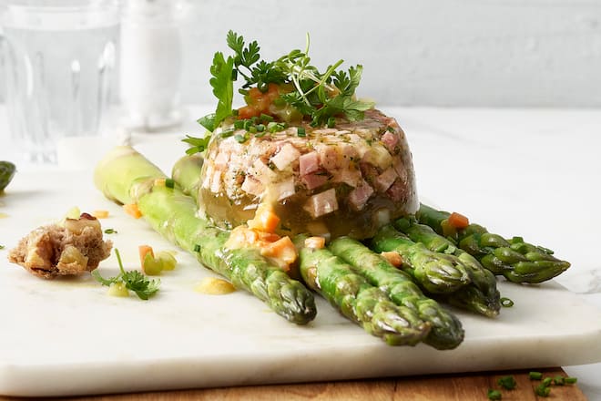 Kräuter-Schinken-Sülzchen mit grünen Spargeln