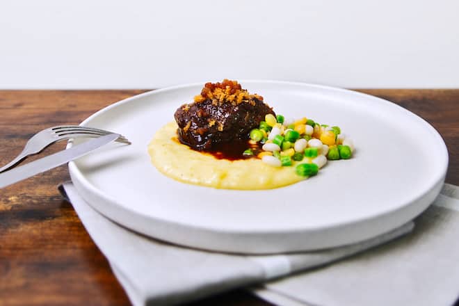 Schweinsbäckli mit Crumble und Erbsen-Bohnen-Salat