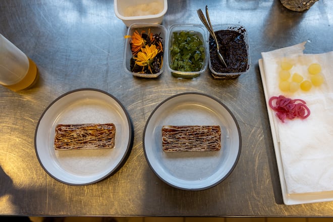 15.08.2025, Meggen LU, Restaurant Balm, Gericht; Swiss Black Angus Siedfleischterrine, Apfel, Senf, Meerrettich (photo by Remy Steiner for Gault Millau)