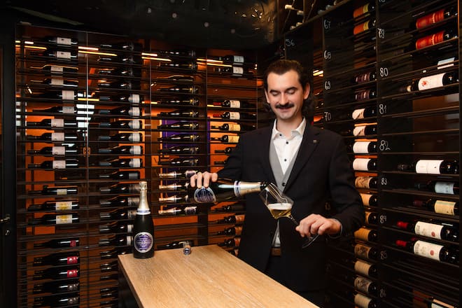 Restaurant Corso St Gallen, Champagner-Story Laurent Perrier, St. Gallen, 18. Dezember 2025 mit Geschäftsführer Gastronomie Markus Schenker, Chef de Service/Leiterin Events Lenka Schenk, Sous-Chef Alexander Gruel (gestreifte Schürze) und Chef de Service/Sommelier Jonathan Mettler