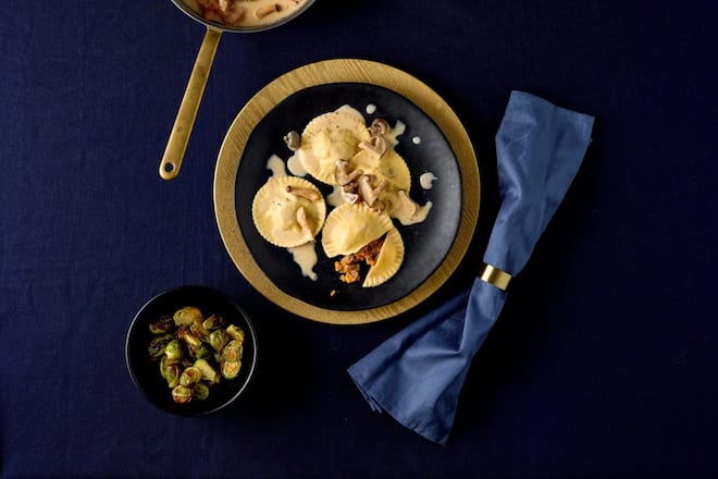 Kalbsravioli mit Pilzragout und Rosenkohl von Schweizer Fleisch.