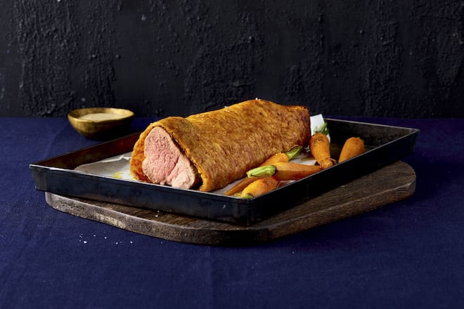 Schweinsfilet im Kartoffelmantel an Trüffelsauce mit glasierten Rüebli von Schweizer Fleisch.