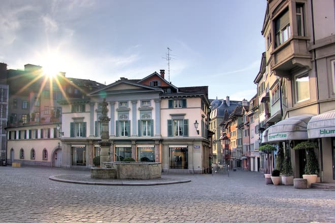 «Widder» Hotel luxuriös: The Monocle Townhouse 20.07.2008, Zuerich, Kanton Zuerich, Schweiz - Muenzplatz. (Altstadt, Architektur, Augustinerbrunnen, aussen, Aussenaufnahme, Baustil, Bauwerk, Brunnen, Europa, Fassaden, Gebaeude, Haeuser, Kanton, Muenzplatz, Platz, Reise, Schweiz, schweizerisch, Sehenswuerdigkeit, Sonne, Sonnenlicht, Stadt, Stadtansicht, Strasse, Tourismus, Zuerich, QF, Geb?ude, H?user, M?nzplatz, Sehensw?rdigkeit, Z?rich) 00W080720D006CARO.JPG (KEYSTONE/CARO/Caro / Westermann)