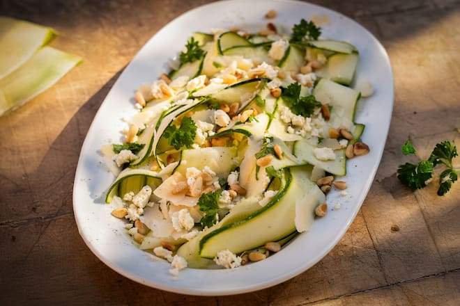 Zucchini-Carpaccio mit Feta Rezept