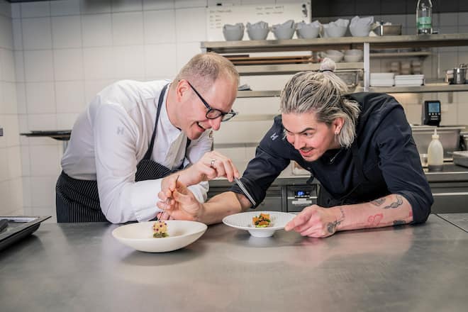 Four-Hands-Dinner mit Marcel Koolen (re) und Rolf Fliegauf (li) im Restaurant 7132 Silver in Vals. Fotografiert am 20. Maerz 2026 fuer GaultMillau. Bild Yanik Buerkli