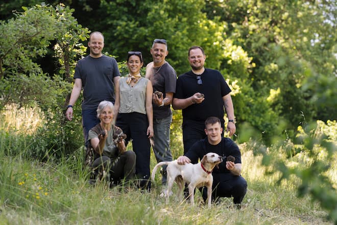 Dario Bianchi, Candida Trüffelsucherin, Corin Schmid (Drei Stuben), Bruno Araujo (Bianchi),Bill Stooss und Joshua Bieri (Casino Bern), Hund Selly - Auf Trüffelsuche in der Urbani Plantage - Bianchi zu Besuch bei Urbani Trüffel in Scheggino Italien - Mai 2026 - Copyright Olivia Pulver