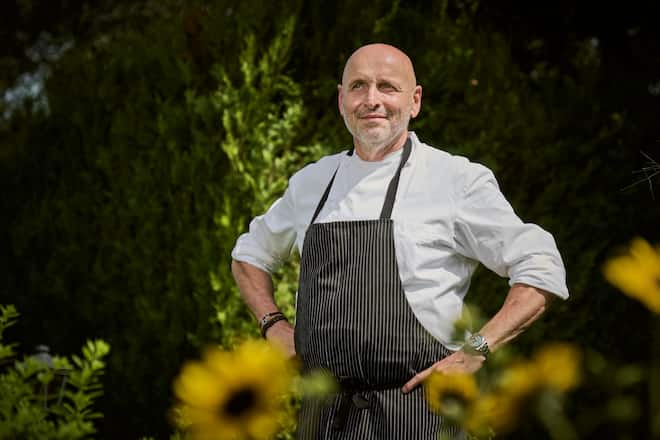 Chefkoch Philippe Chevrier posiert im Garten der Domaine Châteauvieux am Freitag, den 28. Juni 2024 in Satigny (© Gabriel Monnet).