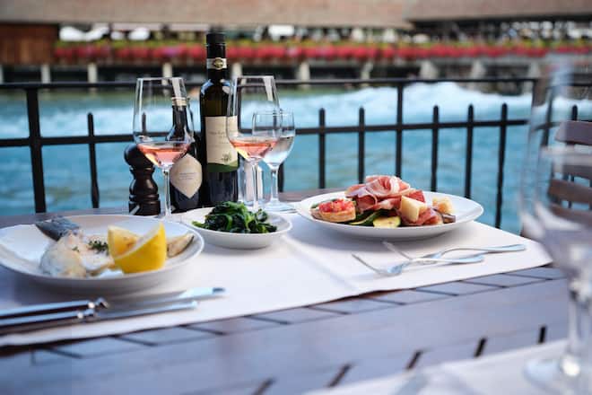 Bindella Waisenhaus ThunTerrasse AareAntipasto allâitaliana:AuberginenZucchettiPeperoniMarinierte OlivenArtischockenherzen in ÃlParmigiano Reggiano DOP 24 MonatDrei Aufschnittsorten: Coppa, gerollter Speck (Pancetta), Finocchiona (Fenchelsalami), Bruschetta mit Tomatenwürfeln, Basilikumpesto und Burrata-Creme