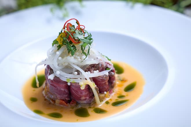 Choully, le 20 septembre 2026, Mercedes invite Guy Ravet et Philippe Chevrier pour un parcours gourmand a 4 mains au domaine de Choully Ciselé de boeuf , tartare de légumes, basilic , citronnelle © sedrik nemeth