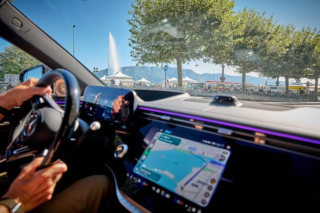 Genève, le19 septembre 2026, Mercedes tour des adresses , ici à la rue du Rhône chez les aviateur avec Denis Alonso gérant et Emma au service avec leur trio de burger et leur tartare © sedrik nemeth