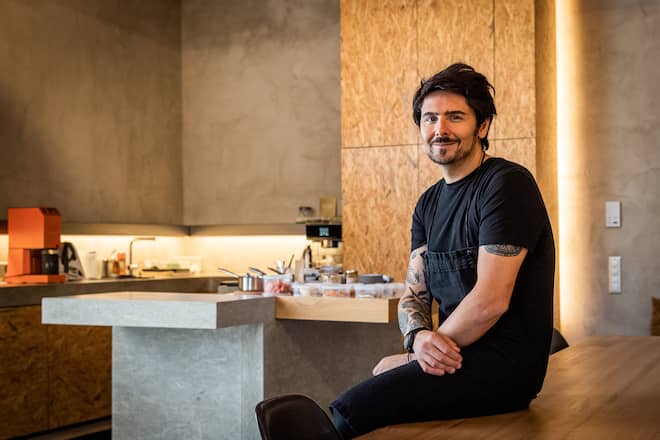 Nenad Mlinarevic kocht in seinem Labor 2019