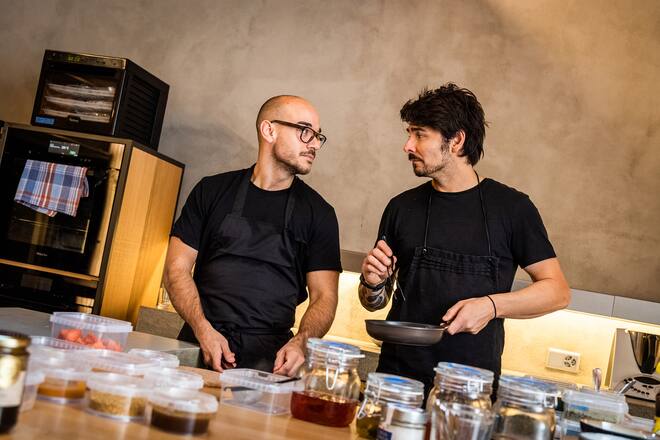 Nenad Mlinarevic kocht in seinem Labor 2019