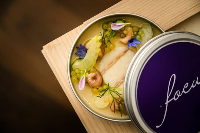 Patrick Mahler kocht für Sense of delight 2020: Rauchfischcreme, Nordseekrabben, Aal, Stangensellerie, Saiblingskaviar