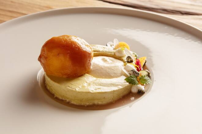 Pochierter Pfirsich mit Pistazien-Parfait und luftigem Sabayon