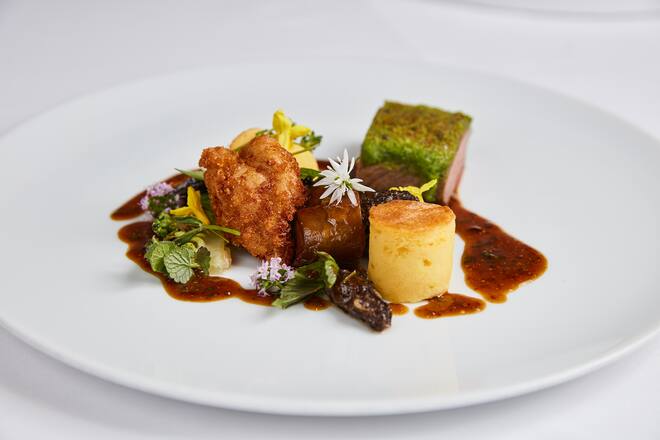 Puschlaver Berglamm, soufflierte Kartoffel, Morchel, Wildkräuter. Restaurant Mesa, Zürich, Chef Sebastian Rösch, 07.05.2018, Foto Lucian Hunziker