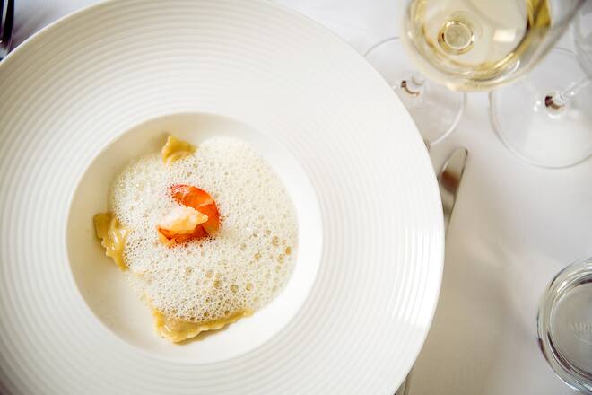 GM_Jeunes_Restaurateurs_hausgemachte Ravioli gefüllt mit Krevetten&Dill, Weissweinschaum mit Limetten