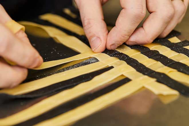 Raviolo mit Zanderfarce, Ananaschutney und Zitronengrassauce. Restaurant Jägerhof, St. Gallen, Küchenhef Agron Lleshi, 22.01.2020. Foto Lucia Hunziker