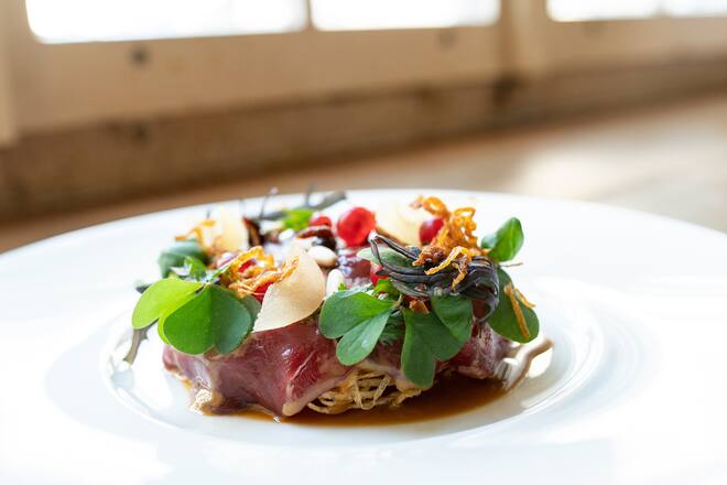 Restaurant Josef, Reh-Carpaccio, mariniert mit Cognac, knusprige Kartoffeln, eingemachte Birnen, Dörrbirnen-Creme, XO-Essig-Vinaigrette