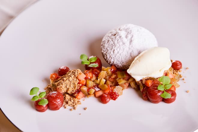 Rhabarber Clafoutis von Michael Engel, Zwyssighaus in Bauen (Uri), 05.07.2021, Foto Lucia Hunziker / LLH Productions