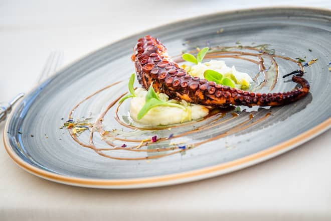 Riccardo Scamarico 2019: Polipo, sautierten Tintenfisch, Topinambur, Lauchzwiebeln, Barbecue-Sauce