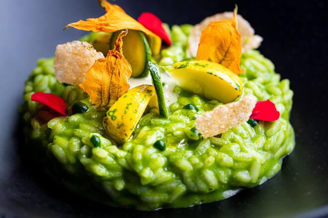 Risotto Carnaroli “San Massimo” mit Zucchinipesto, Ziegen Blauschimmelkäse Mousse und Balsamicoessig