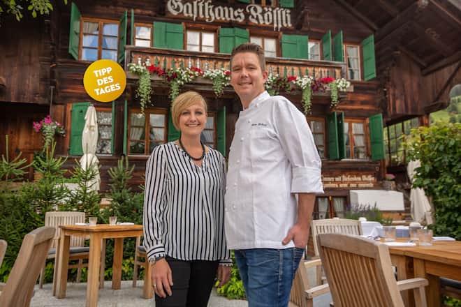 Sabine Köll und Simon Richard im Garten