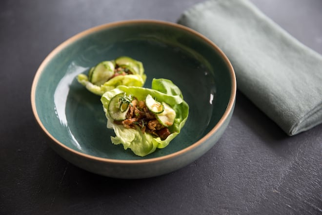 Koch Nenad Mlinarevic kocht Schweinebauchgröstel im Salatblatt als Wrap zum selber füllen mit Pickels usw (Sommer Dish)bei sich zu Hause in Zollikon5.April 2018Esther Michelwww.esthermichel.com