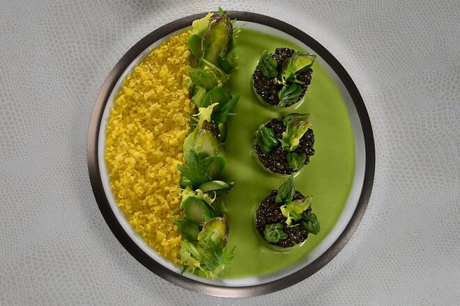 Stars im Frühling sind Walliser Spargeln aus Saillon. Die Spitzen der grünen Stangen gibt’s mit knackigen Sprossen und mit «perles noirs»: Kaviar Restaurant de l'Hotel de Ville