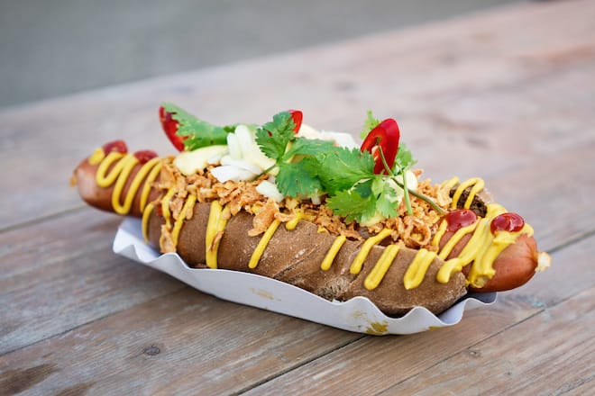 «Massiv» Hot Dog vom Stand Heissihond am Street Food Festival Nr. 7 auf der Stadionbrache Hardturm
