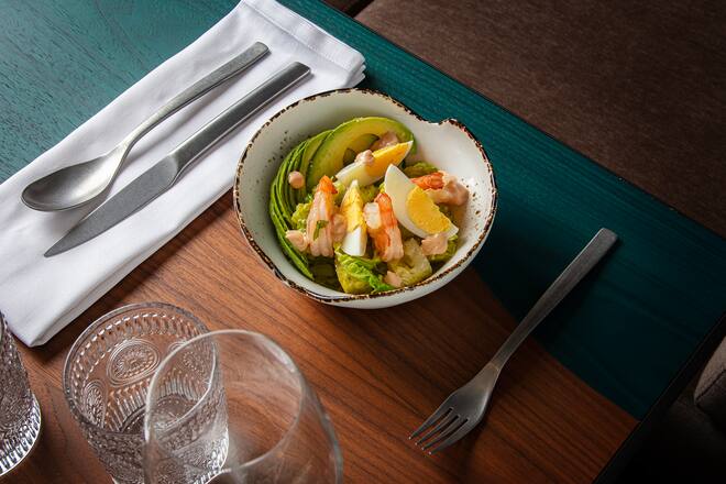 Sucrine oeuf sur avocat crevettes