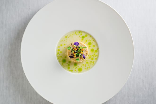 Taschenkrebs, Holunderblüte, Kaper von der Holunderbeere, Seeigel, Kaviar: von Laurent Eperon - Eight Stars & Six Hands Dinner mit Jacob Jan Buerma, Juan Amador, Laurent Eperon - Baur au Lac, Zürich - Samstag, 25. Januar 2020 - Copyright Olivia Pulver