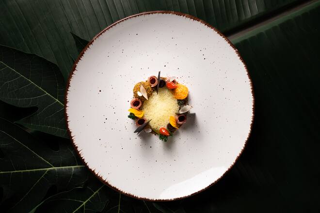 Teufelssalat aus den Resten, Rinderzunge, Rinderbrustpulver, Ochsenschwanz, Safranschaum auf Gemüsefondbasis, Tomatenwolke, Knoblauchpapier - Daniele Tortomasi Chefkoch - Tropenhaus in Wolhusen - Restaurant The Nucleus - 11. Dezember 2020 - Copyright Olivia Pulver