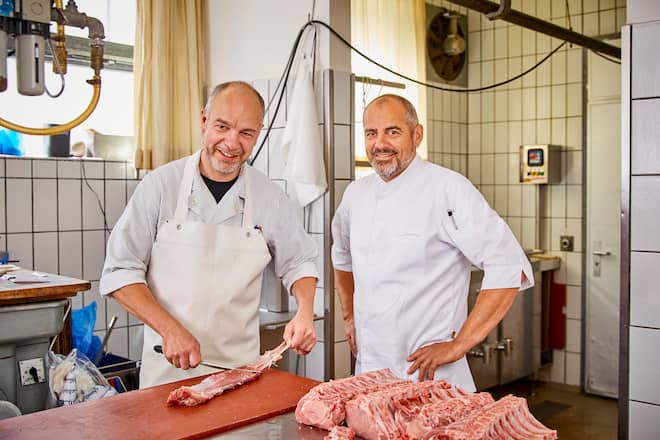 Ueli und Edi in Edi Kellenbergers Metzgerei KellenbergerFreihofweg 17310 Bad Ragaz, in direkter Nachbarschaft vom Hotel und Restaurant Rössli Bad Ragaz, Gastgeber Doris und Ueli Kellenberger, 18.06.2020. Foto Lucia Hunziker