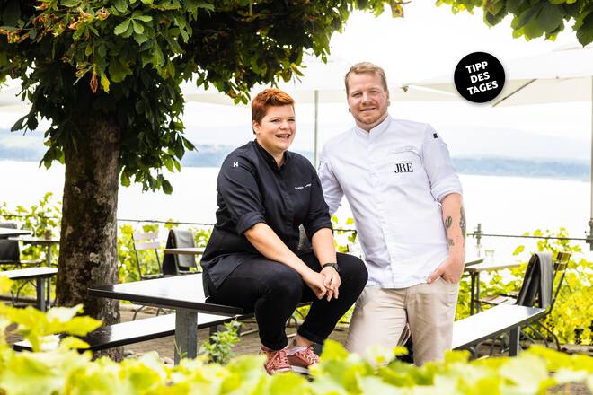 Unterwegs mit Journalistin Sabrina Glanzmann. Zu Besuch bei der Land Beiz "Aux Trois Amis" in Schernelz am Bielersee. Inhaber Duo Cynthia Lauper und Marc Joshua Engel servieren das Rezpt "Coq aux Chasselas"