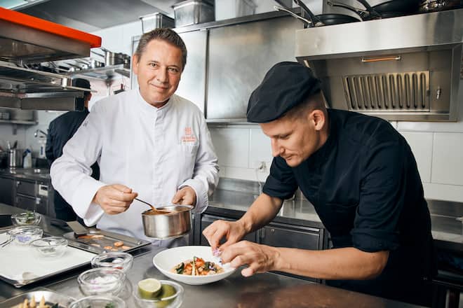 Urs Gschwend (weisses Hemd), Executive Chef de Cuisine, und Roger Hübscher, Küchenchef Brasserie, in der Küche der Brasserie Grandhotel Les Trois Rois Basel, 15.07.2020, Foto Lucia Hunziker