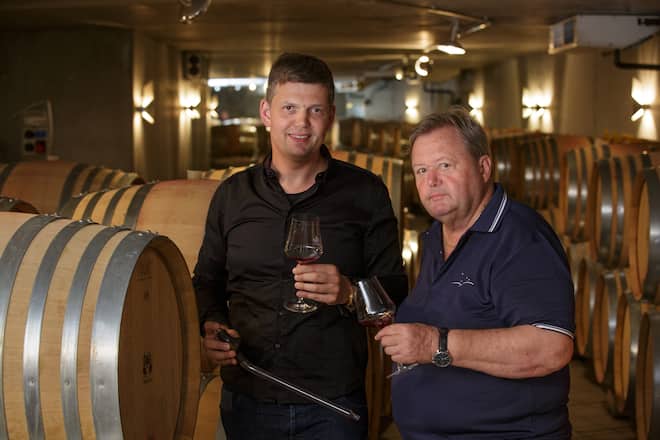 v.l. Martin und Thomas Donatsch im Weinkeller